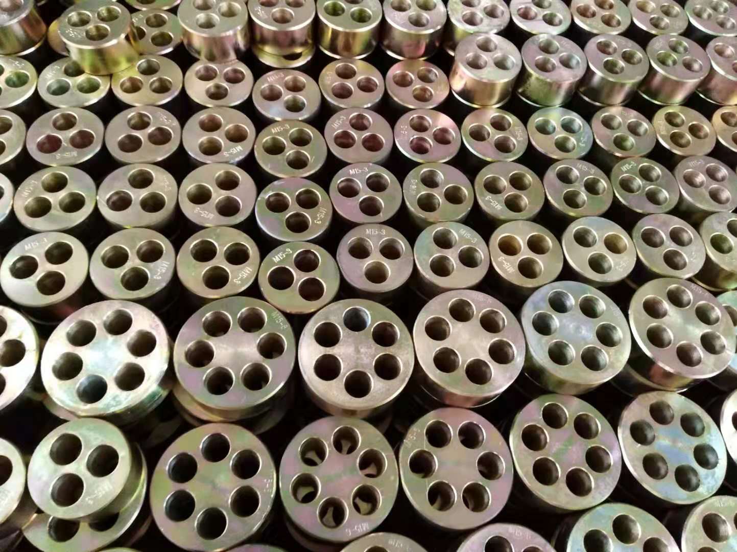 钢绞线锚具.jpg 钢绞线锚具.jpg